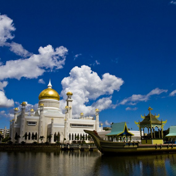 Bohatý sultanát Brunej se svým hlavním městem 