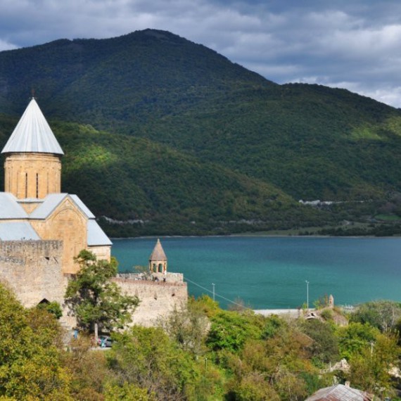 Ananuri leží přímo nad jezerem 