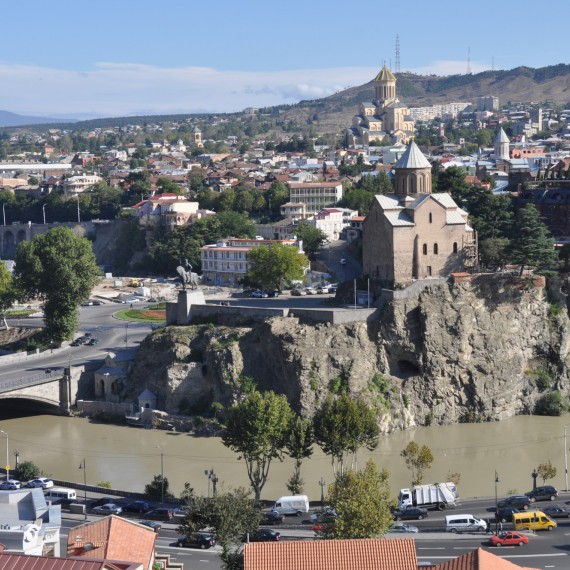 Gruzínské Tbilisi je město na březích řeky Kura, které je poseto kostely