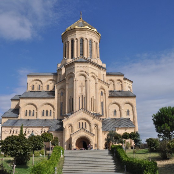 Katedrála Nejsvětější Trojice v Tbilisi.