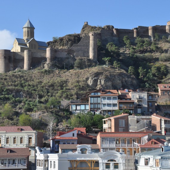 Tbilisi je starobylé město plné kavárniček a restaurací