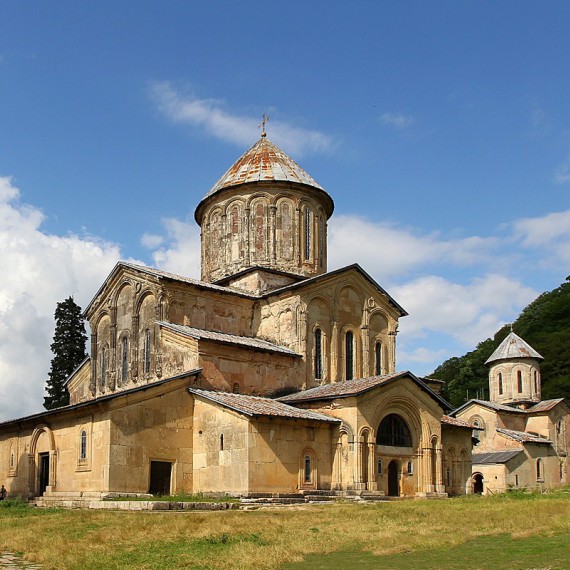 Noravank má unikátní polohu pod ostrými štíty a na své fasádě nese portrét Boha