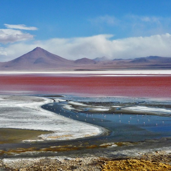 Bolivijská jezera hrají všemi barvami 