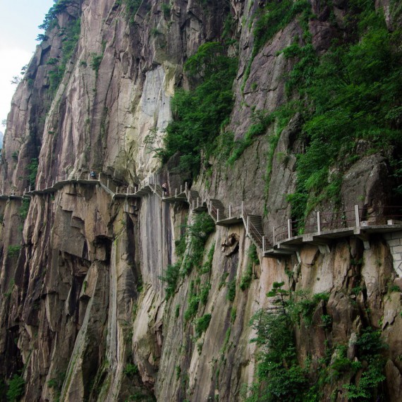 Procházka po vistutých chodníkách hory Tian Men