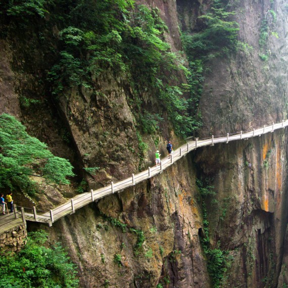 Chodníky visí stovky metrů nad zemí