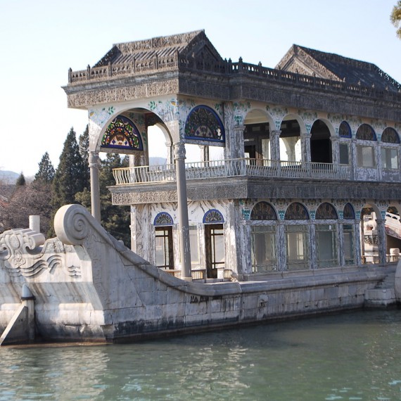 Mramorová loď císařovny Ci xi je hlavní atrakcí Letního paláce 