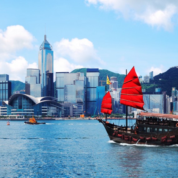 Tradiční hongkongské loďky dodávají městu úžasný kontrast