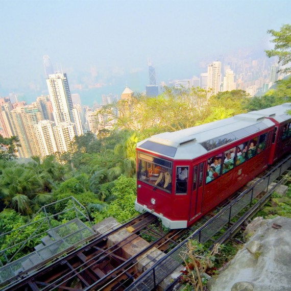 Jízda slavnou lanovkou Peak Tram na Victoria Peak je unikátním zážitkem 
