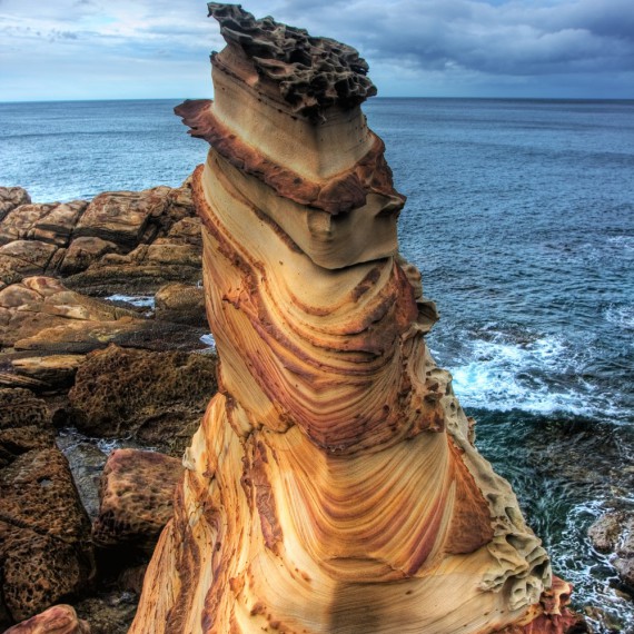 Divoké severní pobřeží Taiwanu s úžasnými kamennými tvary v národním parku Yehliou