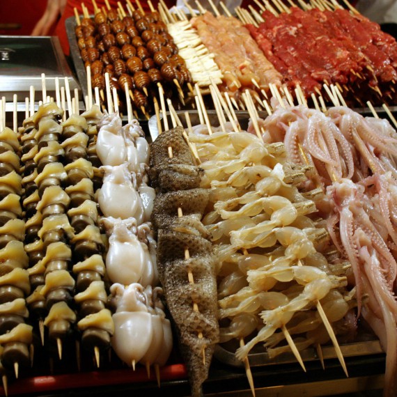 Street food na promenádě Wangfujing