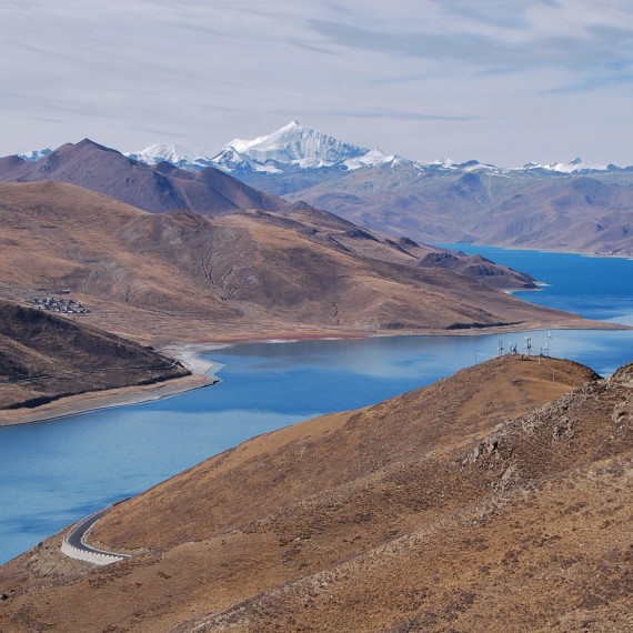 Tyrkysová voda jezera Yamdrok