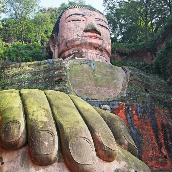 Socha Buddhy vytesaná do skály v Leshanu