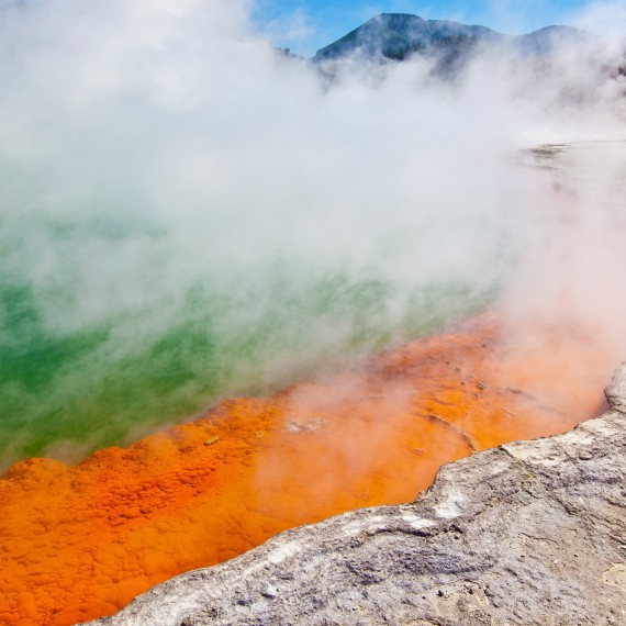 Horká jezírka hrající všemi barvami