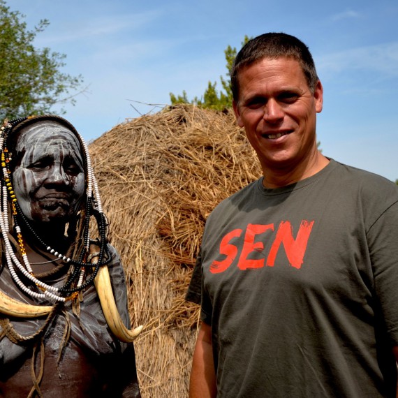 Mursiové používají na zdobemí různé materiály