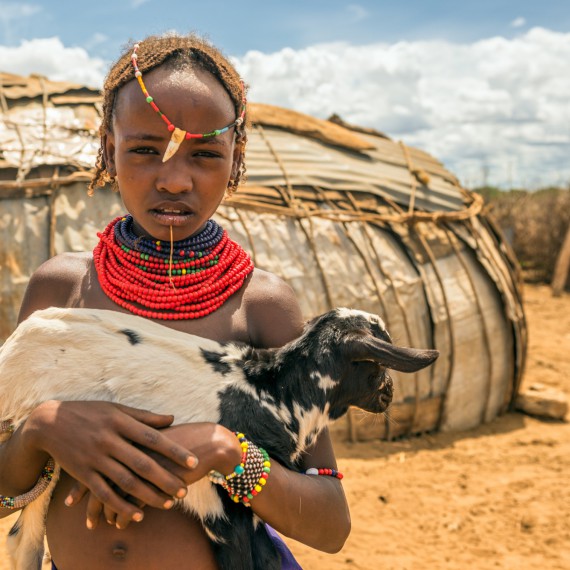 Jedno z děvčat místních kmenů