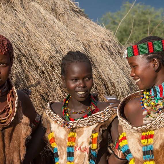 Obyvatelky tradiční hamarské vesnice