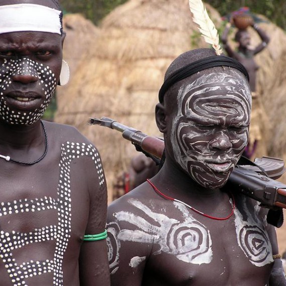 I přes příchod moderní doby jsou tyto kmeny navázány stále na své tradice