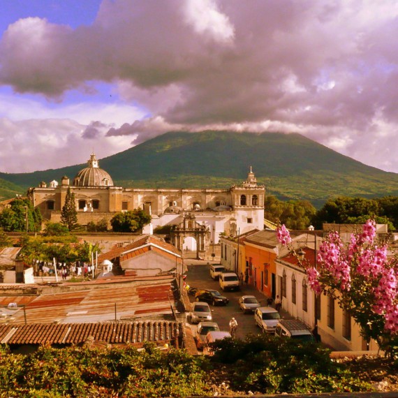 Koloniální městečko Antigua přímo pod sopkou 