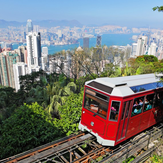 Jízda slavnou lanovkou Peak Tram na Victoria Peak