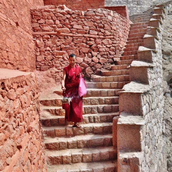 Na ranní meditace buddhistických mnichů jsme pozvaní