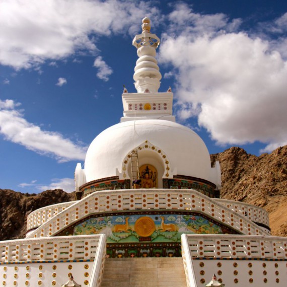 Vystoupáme na kopec s pagodou světového míru