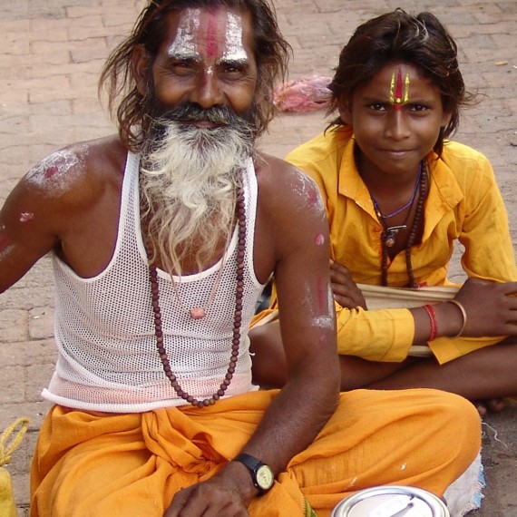 Pestrobarevně oblečení Nepálci