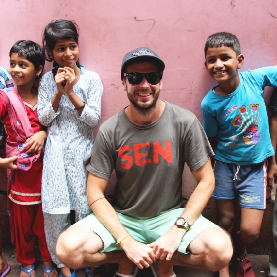 V obležení místních dětí, které vás jen tak nepustí