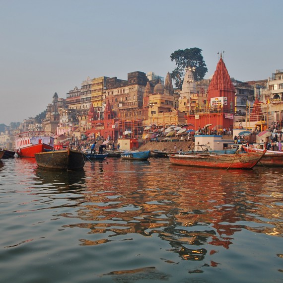 Varánásí na břehu řeky Gangy má nesktuečnou atmosféru