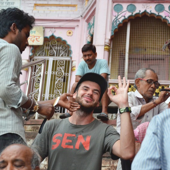 V rukou indického kadeřníka