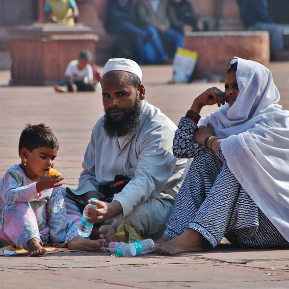 Místní rodina po modlitbě v mešitě