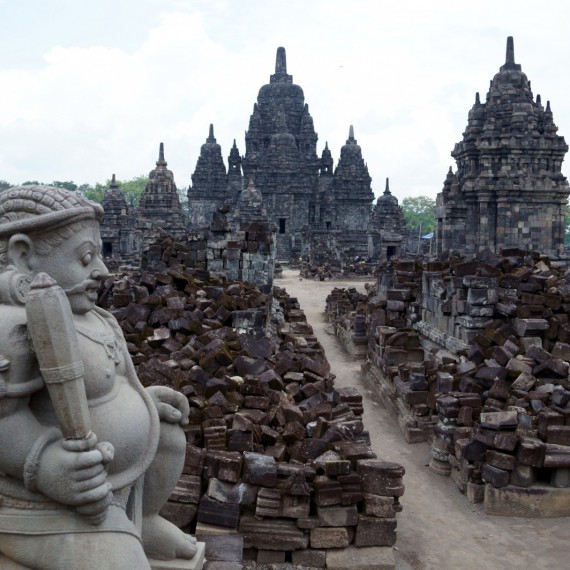 Detailní reliéfní zobrazení hinduistické mytologie