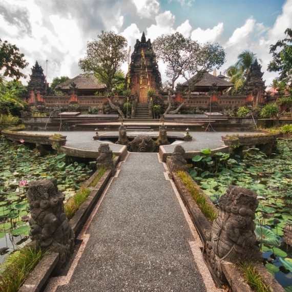 Pohádkový chrám Pura Saraswati s lotosovou zahradou