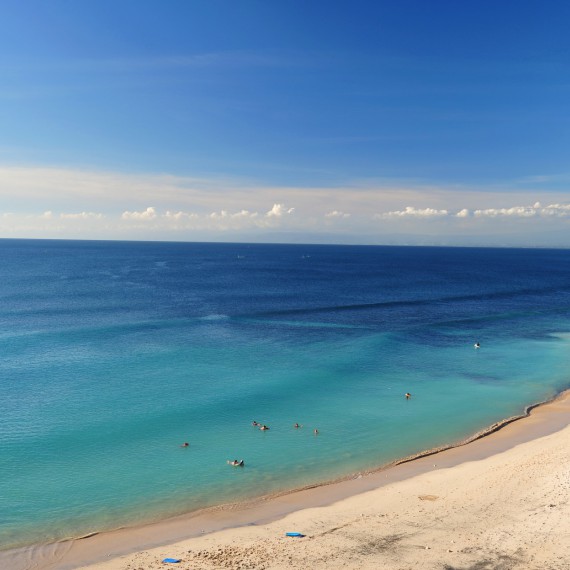 Poloprázdné pláže a azurové moře lákají k odpočinku