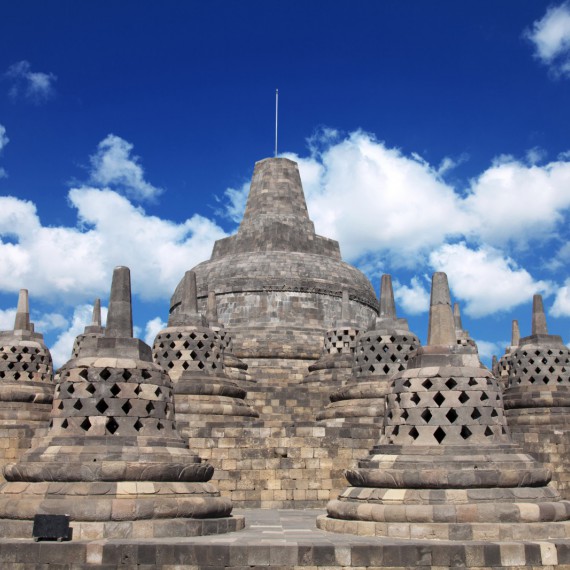 Na samém vrchu je 72 zvonovitých stúp se sochami Budhy