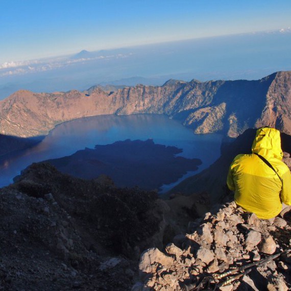 Výhled do kráteru sopky Rinjani
