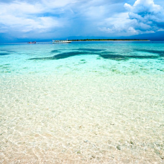 Azurové moře vás zláká ke koupání