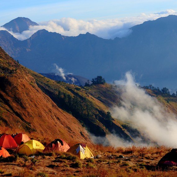 Náš stanový tábor při výstupu na Rinjani