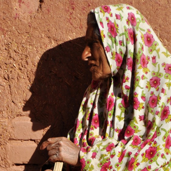 Vesnička Abyaneh a místní ženy v barevných čádorech