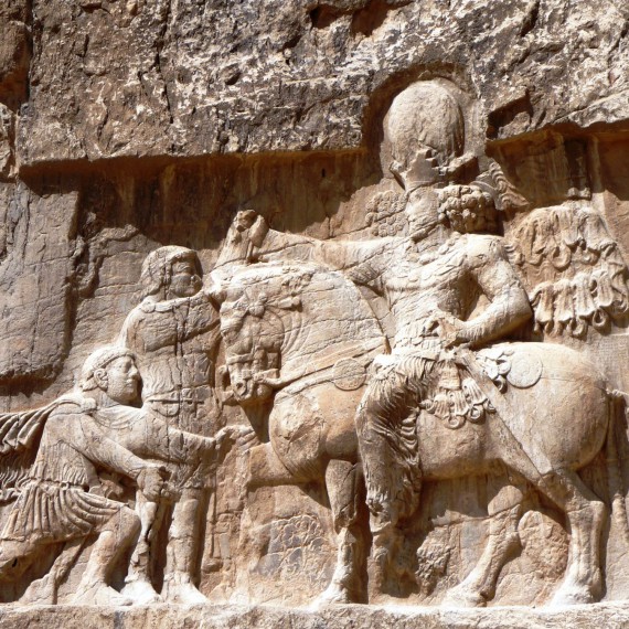 Reliéfy pod starověkými hrobkami