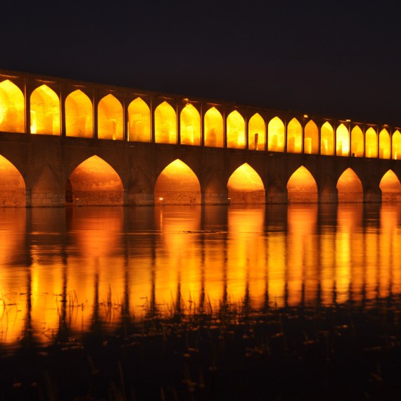 Noční atmosféra starobylého mostu v Širazu