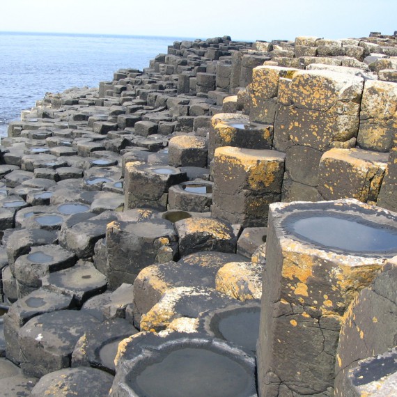 Čedičové skály lemující pobřeží obrů