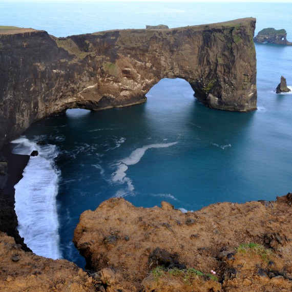 Skalní útvary na pobřeží v Dyrholaey