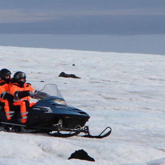 Milovníci adrenalinu se svezou na skútrech po ledovci