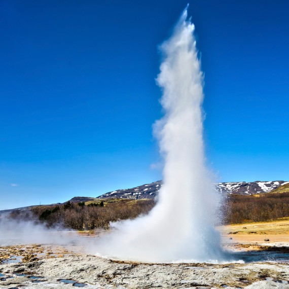Gejzír Strokkur, nejznámější islandský gejzír 