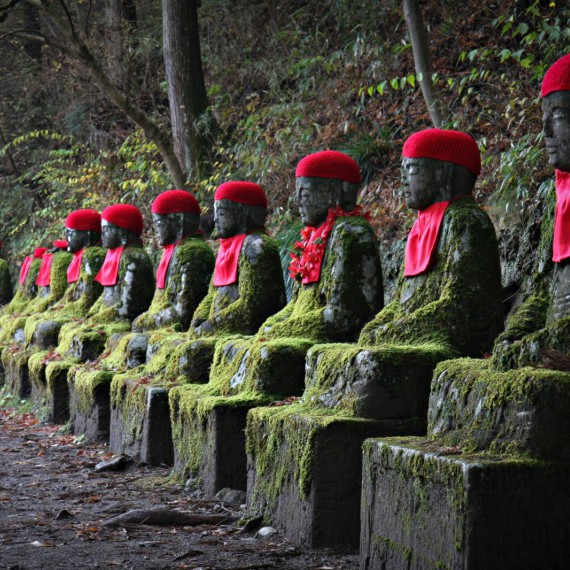 V horském městě Nikkó si prohlédnete sochy v rokli Kanmangafuchi