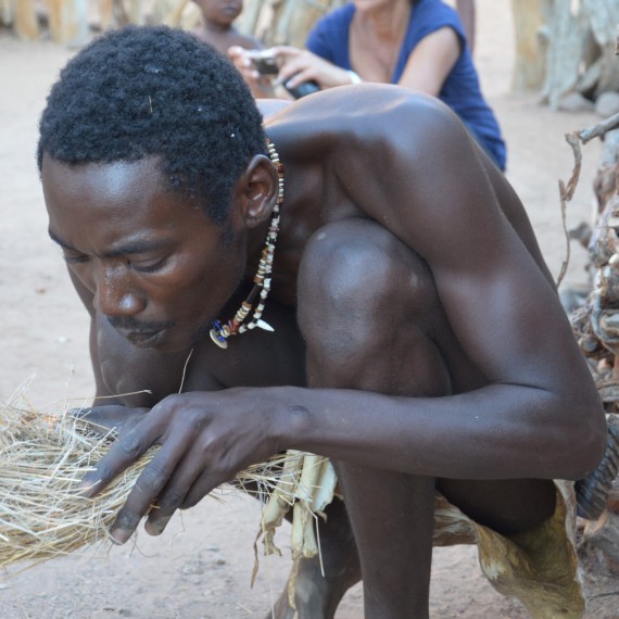 Domorodci Vám ukáží jak rozdělat oheň