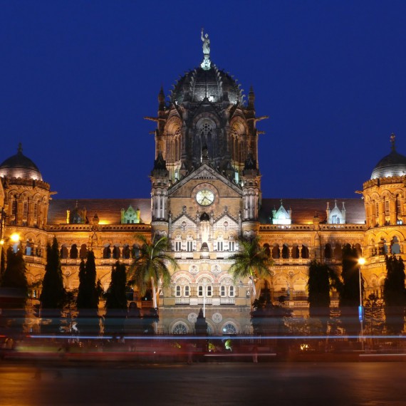 Nádherná železniční stanice Victoria. Jedna z pompézních památek, kterou se Bombaj může pochlubit