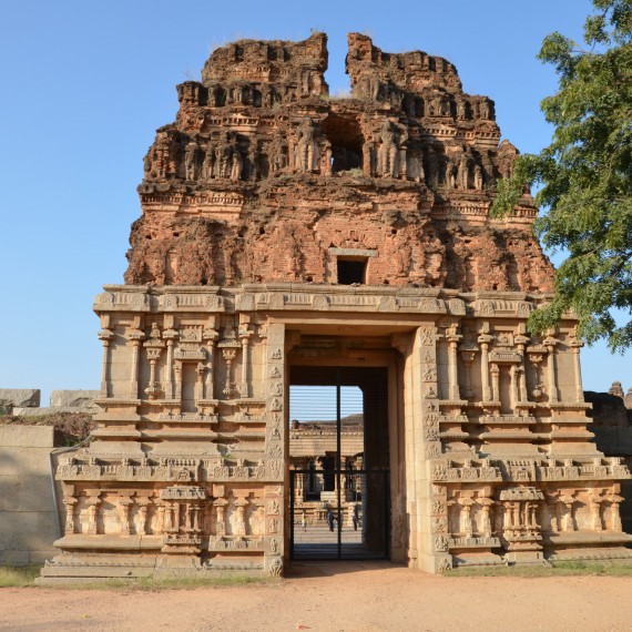 Vchod do města Tanjore vytesaný z jednoho kusu kamene