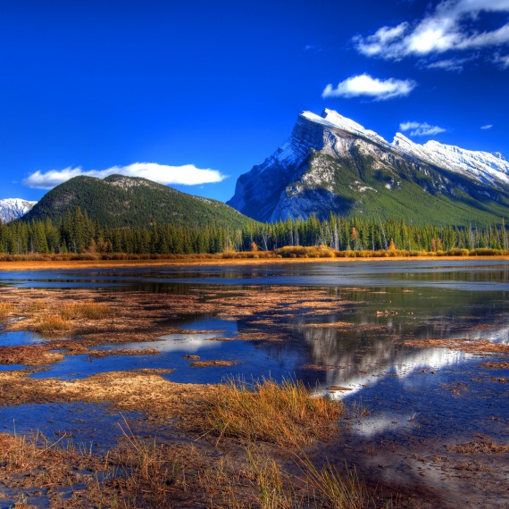 Průzračná jezera a zasněžené vrcholky