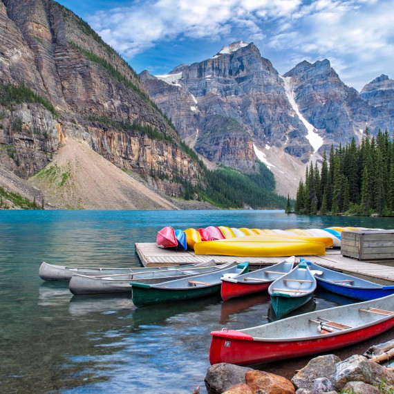 Jízda na kánoi po jezeře